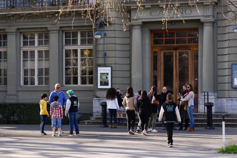 Arrivée des publics au Casino de Montbenon © Cinémathèque suisse / Mathilda Olmi