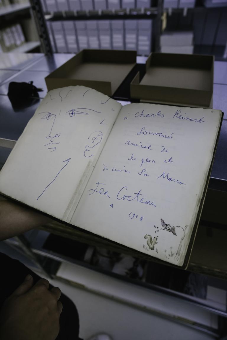 Dessin et signature de Jean Cocteau dans le livre d'autographes