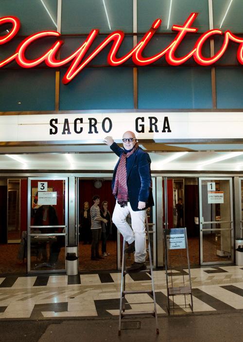Gianfranco Rosi, à l'entrée du Capitole, le 18 mars 2014. Photo: ©Carine Roth / Cinémathèque suisse