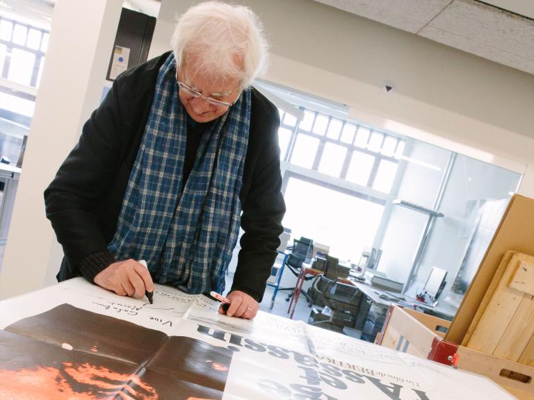 Bertrand Tavernier lors de sa visite au Centre de recherche et d'archivage à Penthaz en 2017. © Carine Roth