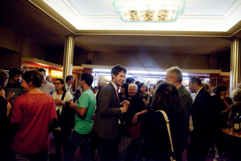 Au centre, le cinéaste suisse Lionel Baier, lors de l'avant-première de son dernier film, "Les Grandes ondes", au Capitole. ©Carine Roth / Cinémathèque suisse - 09.09.2013